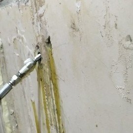 Yüksek Basınçlı Enjeksiyon Makinesi ile Duvardaki Deliğe Malzeme Enjekte Edilir