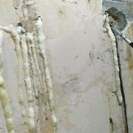 Nem veya Su ile karşılaştığında reaksiyon göstererek şişer.Poliüretan sayesinde duvardaki sızıntı ortadan kalkar.